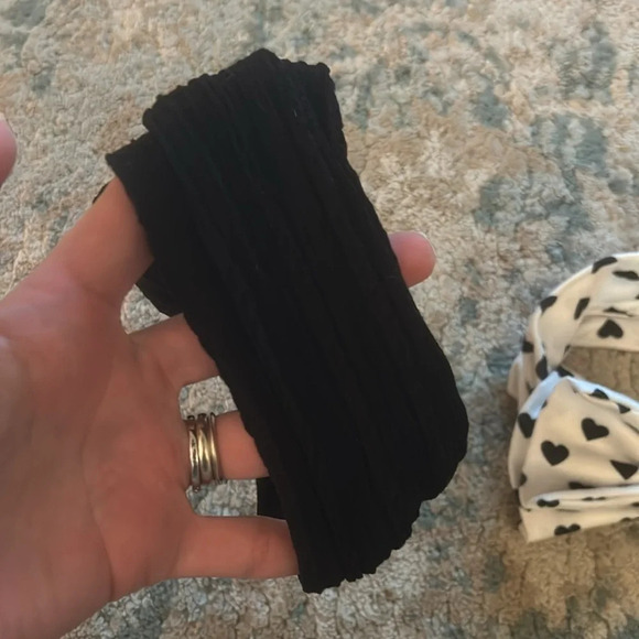 Set of 2 stretchy headbands black and white hearts - Picture 4 of 7